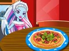 Abbey Bominable Decorando a Pizza